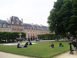 ヴォージュ広場（Place des Vosges） ｜パリ観光ガイド